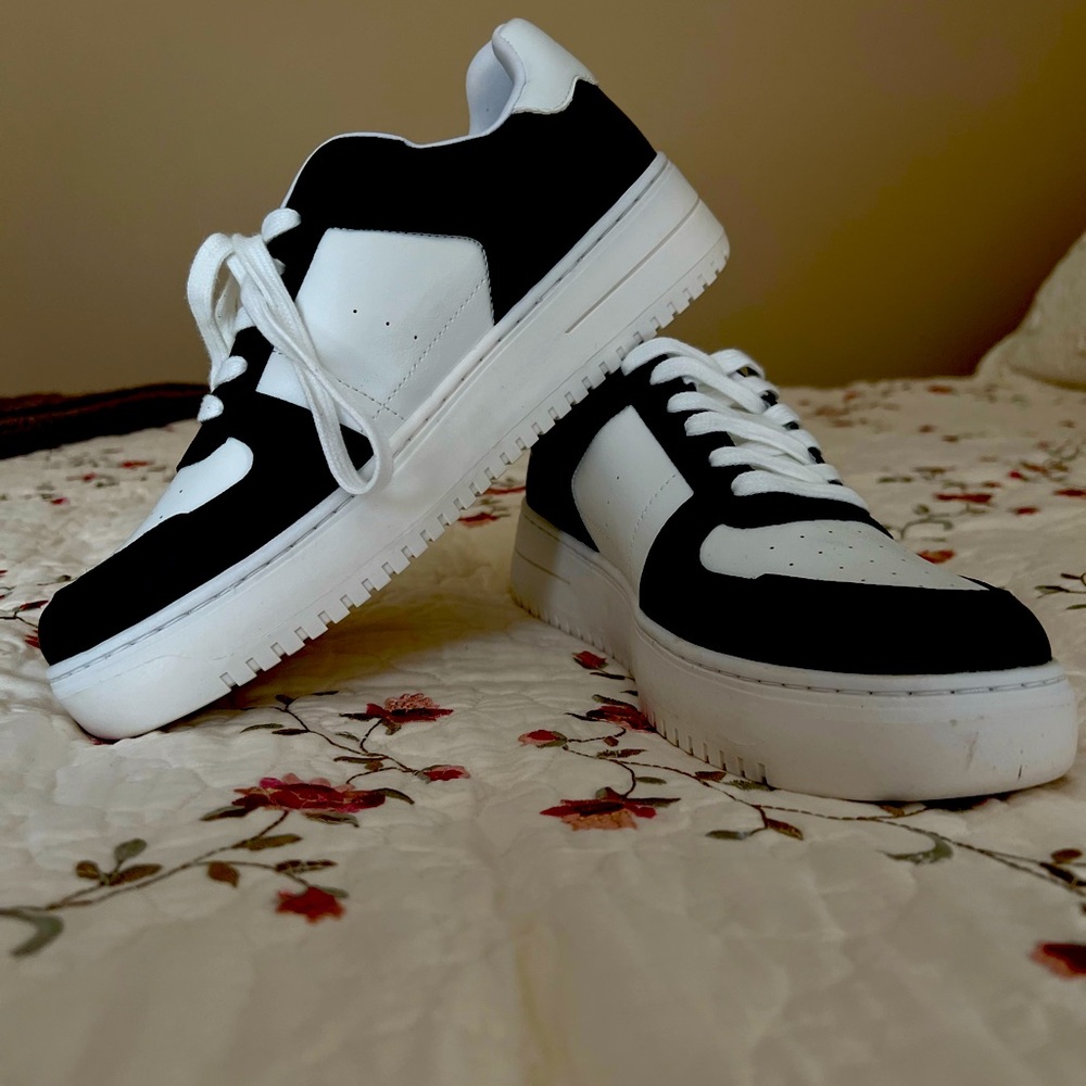 White and black tennis shoes